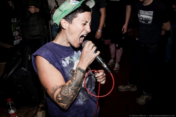 Eine Person schreit in ein Mikrofon.